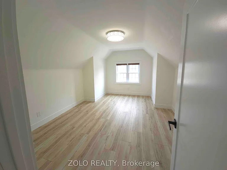 1504 King St E — Photo 9