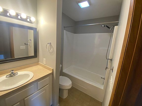 4th image of 5843 Cresthaven Ln APT B