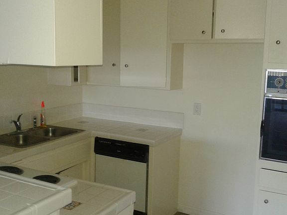 4th image of 13907 Oxnard St APT 46