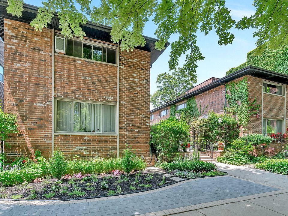 Courtyard Complex, front gardens