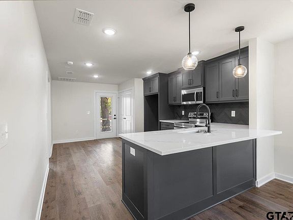 4th image of 904 Nell Ave