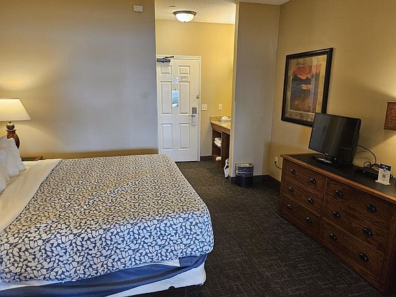 3rd image of 630 Linden Dr #1352