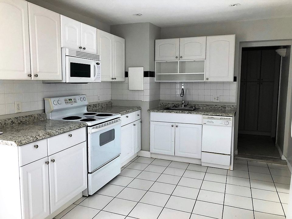 Full size kitchen.