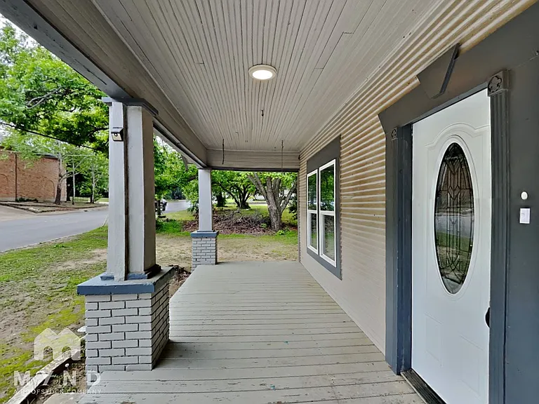 114 S Lamar St — Photo 17