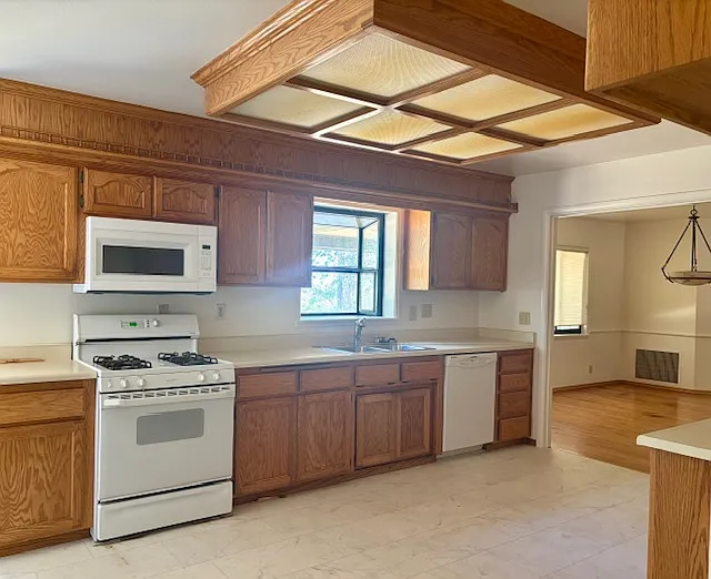 1900 Meadowbrook Dr — Photo 6