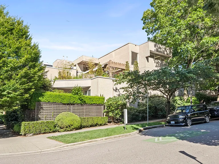 1050 Broughton St — Photo 22
