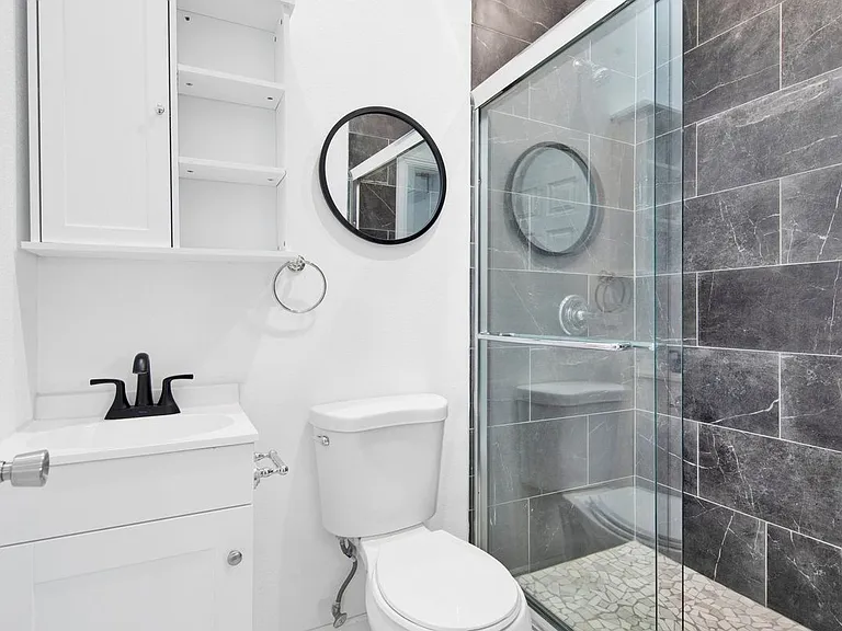 8459 Omelveny Ave — Photo 12