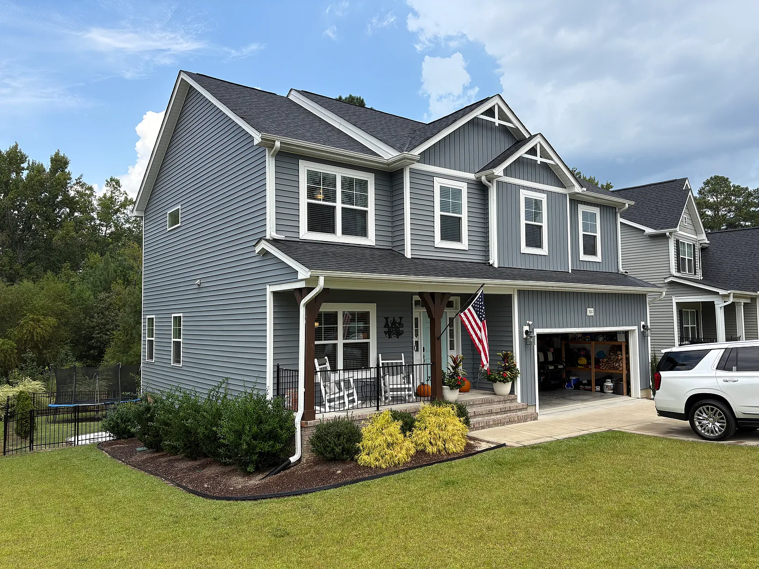 4 bed, 2.5 bath, 2305 sqft, $2,500 — Photo 2