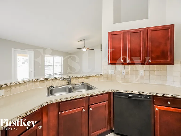 414 Willowbrook Dr — Photo 8