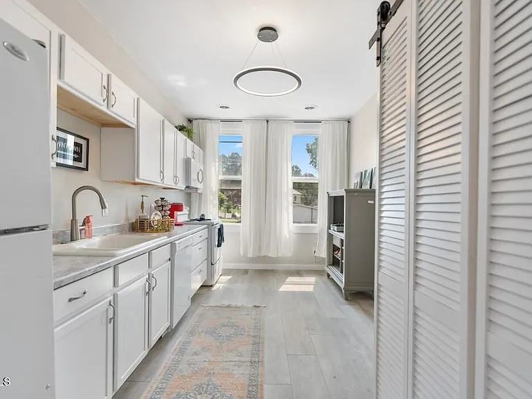 313 S Cutler St — Photo 2
