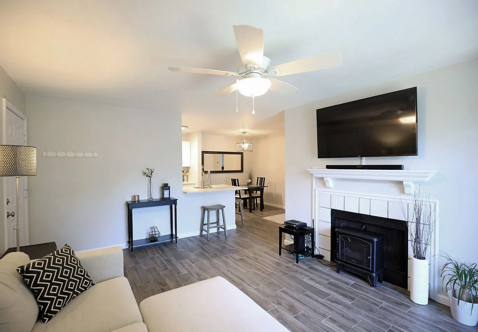 1 bed, 1.0 bath, 740 sqft, $1,845 — Photo 1