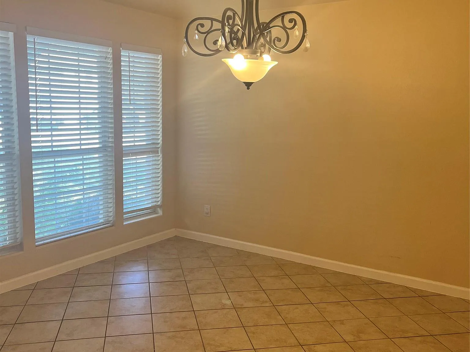 3 bed, 2.0 bath, 1597 sqft, $2,050 — Photo 4