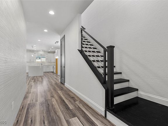 3rd image of 9430 Isla Lee Ave