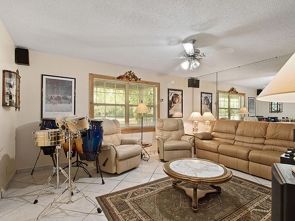 4th image of 3755 NW 20th Ave