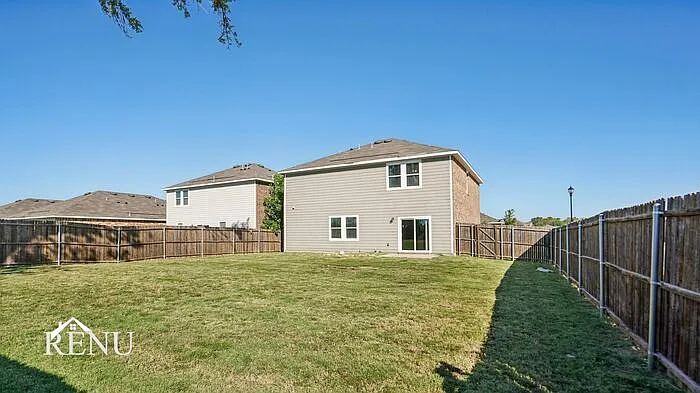 4 bed, 2.0 bath, 2406 sqft, $2,410 — Photo 3