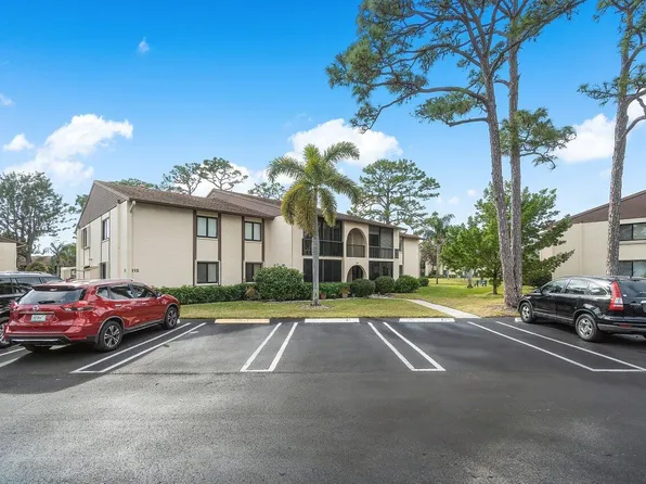 315 Knotty Pine Circle #D-1, Greenacres, FL 33463