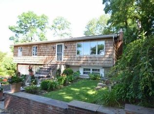 10 Locust St, Glen Head, NY 11545