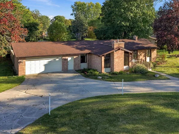 401 Southlawn Dr, Auburn, MI 48611