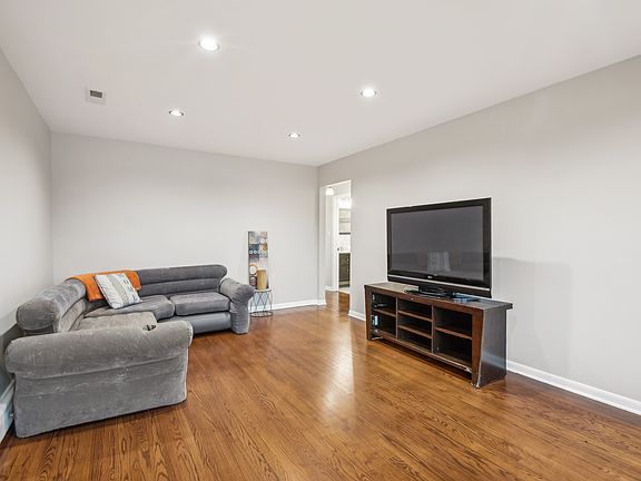 4th image of 4027 Goss Ave