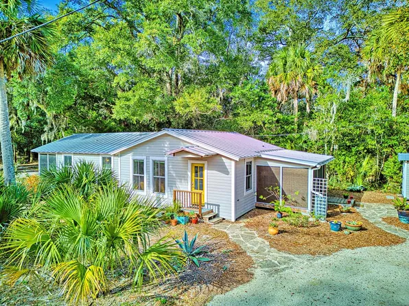 241 7th St, Apalachicola, FL 32320