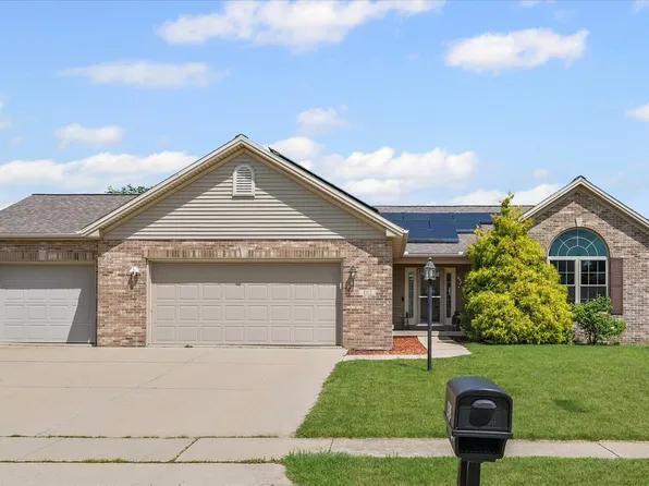 402 Wesley Ave, Savoy, IL 61874