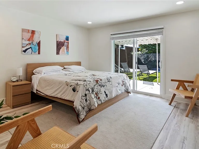 24136 Kittridge St — Photo 12