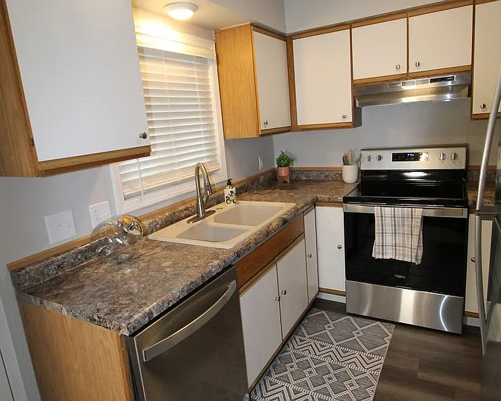 The Warwick of Norfolk. Now leasing updated 1, 2 bedroom apartments and 3 bedroom townhomes! — Photo 29