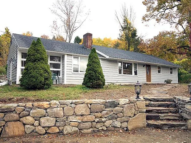 12 Hickory Ln — Photo 2