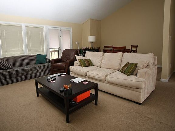 4th image of 204 Oak Tree Dr