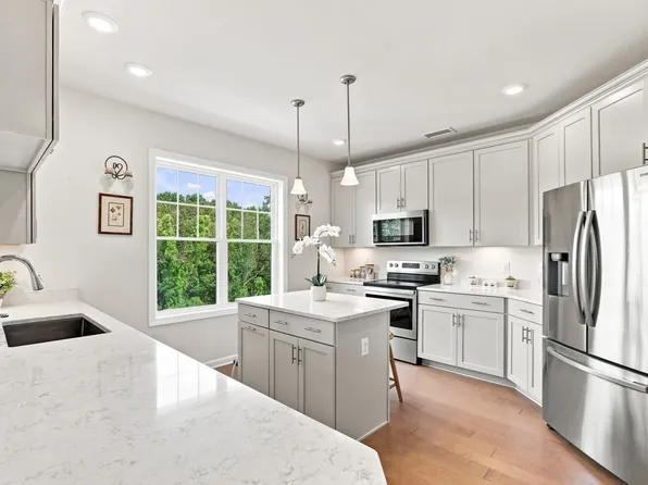 4 Francis Dr #412, Andover, MA 01810