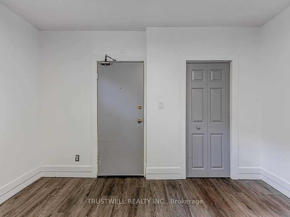 Building Photo - 105 Mary St E #1