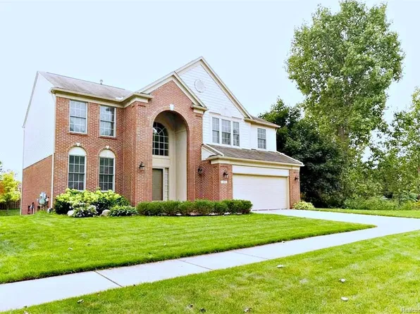 572 Bedlington Dr, Rochester Hills, MI 48307