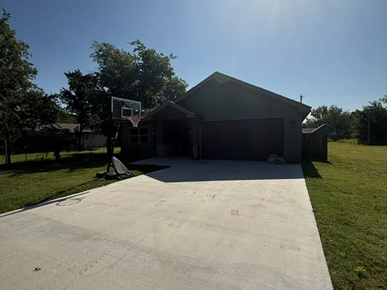 225 Scurry Ave — Photo 2