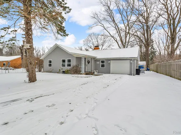 557 Michigan Ave, Marysville, MI 48040