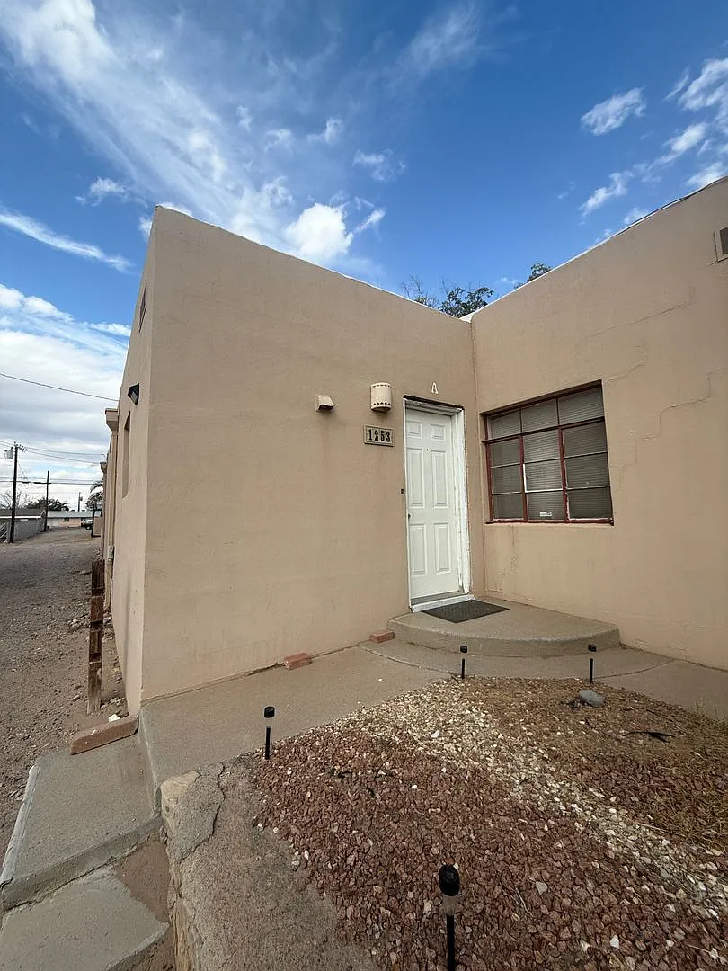 Nice 2 Bedroom Near NMSU — Photo 1
