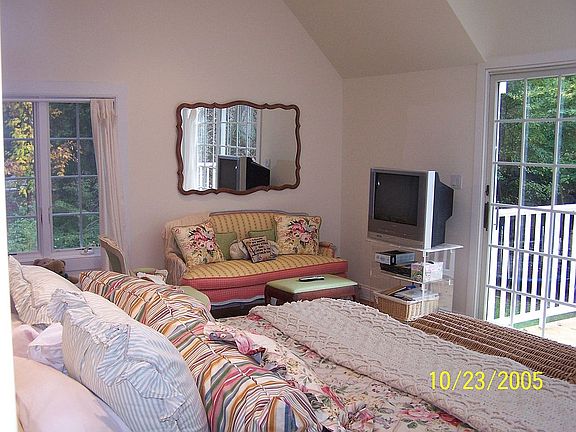 vaulted master w balcony