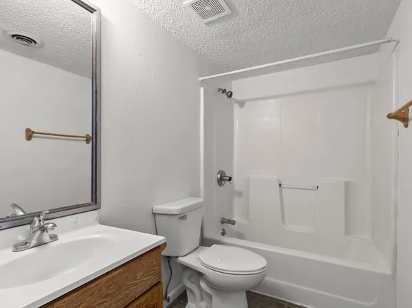 507 W 20th St #104, Yankton, SD 57078