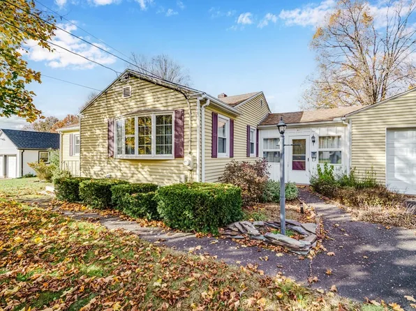27 Hollywood St, South Hadley, MA 01075
