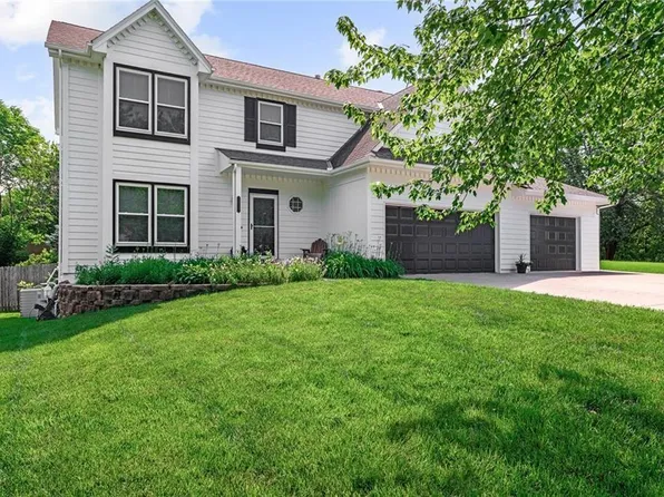 15217 Maple Ct, Overland Park, KS 66223