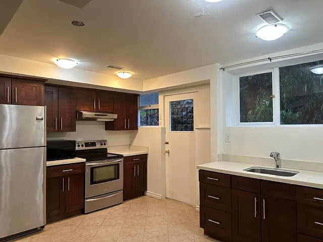 486 Craigmohr Dr — Photo 2