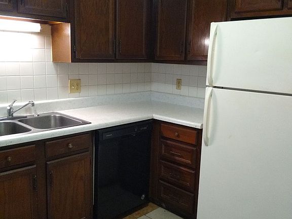 2nd image of 305 Lynnwood Dr #16