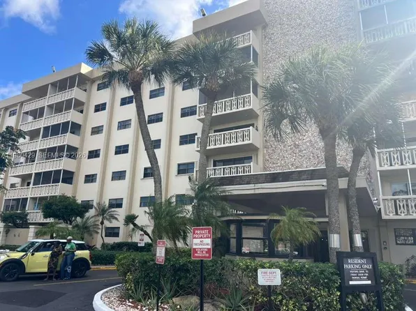 800 NE 195th St APT 501, Miami, FL 33179