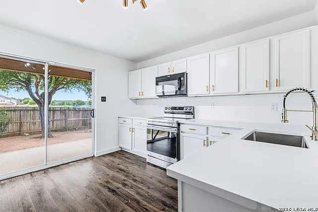 4 bed, 3.0 bath, 2043 sqft, $1,900 — Photo 4
