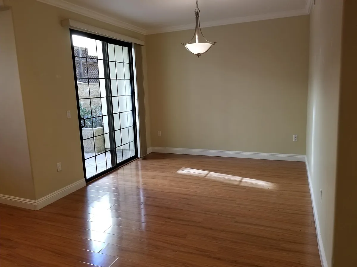 Building Photo - 3138 Montrose Ave #106