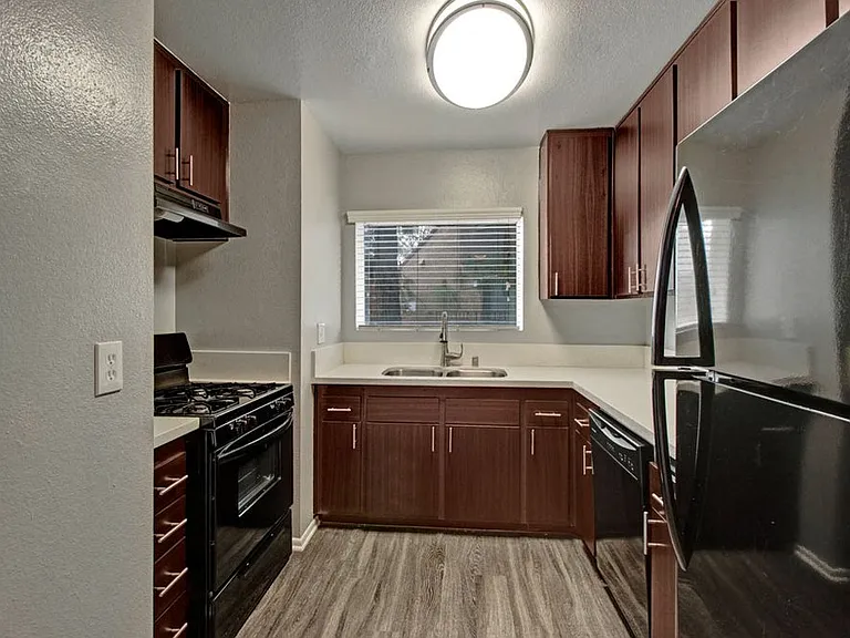 Del Flora Apartments — Photo 14