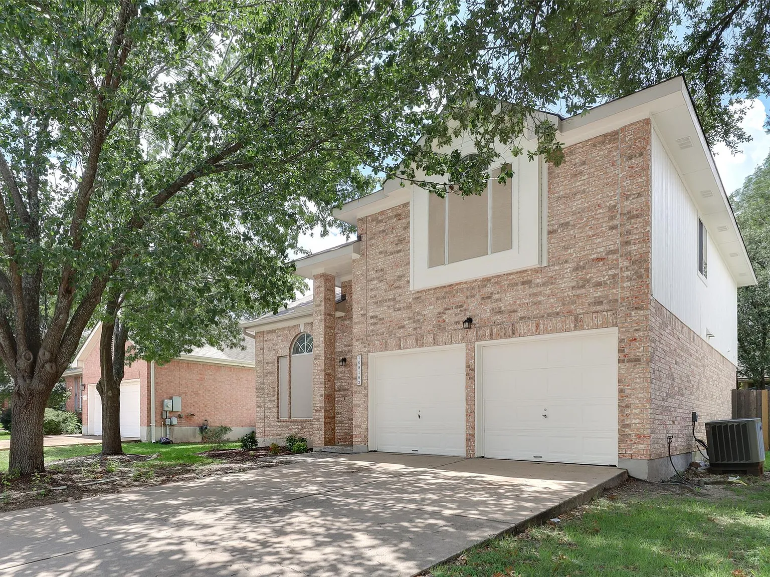 4 bed, 2.5 bath, 2296 sqft, $2,350 — Photo 2