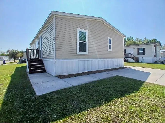 3 bed, 2.0 bath, 1120 sqft, $2,200 — Photo 4