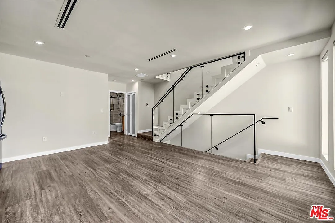 3 bed, 3.0 bath, 1200 sqft, $5,500 — Photo 1