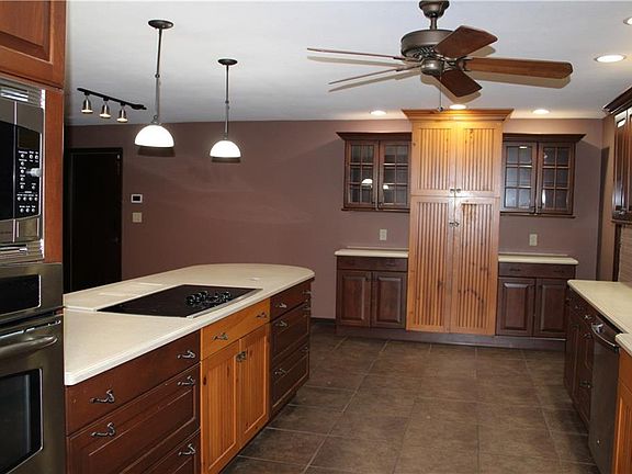 3rd image of 1805 Cambridge Ln