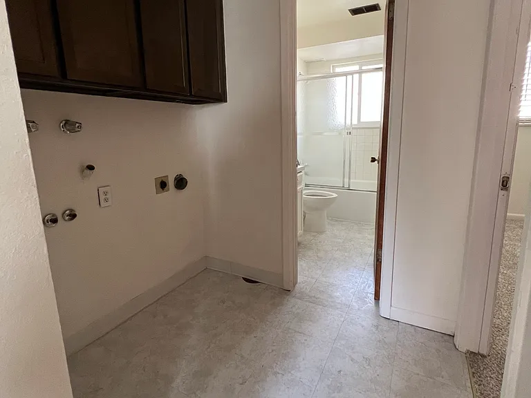 washer/dryer hookups